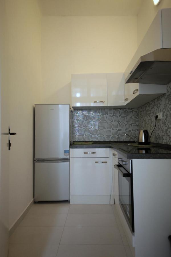Sekaninova 52 Retro Flat *